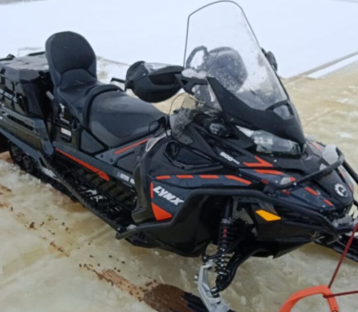 Водолазы подняли со дна утонувший снегоход в Тверской области