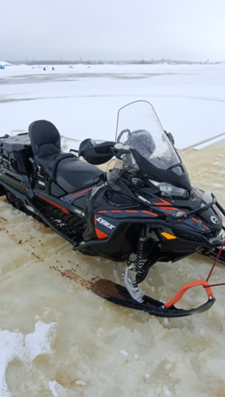 Водолазы подняли со дна утонувший снегоход в Тверской области
