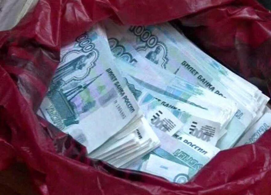Сотрудники ГИБДД Тверской области помогли дедушке вернуть свои 500 тысяч Сотрудники ГИБДД Тверской области помогли дедушке вернуть свои 500 тысяч