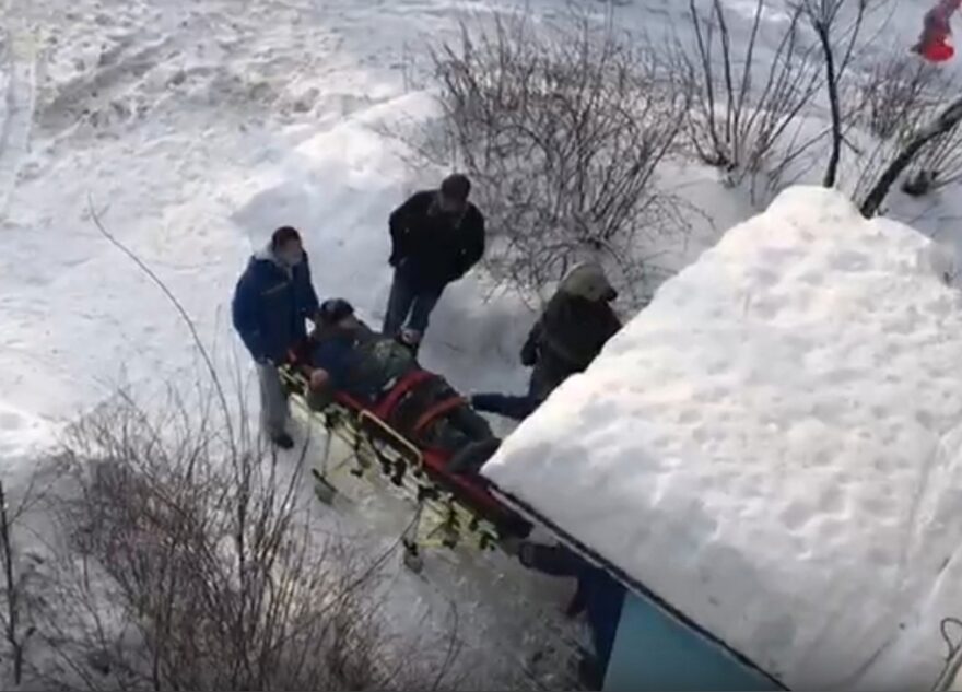 В Твери мужчина упал с крыши жилого дома