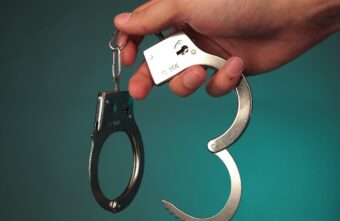 Скрывавшегося в Твери подозреваемого в убийстве трансгендера освободили в зале суда Скрывавшегося в Твери подозреваемого в убийстве трансгендера освободили в зале суда