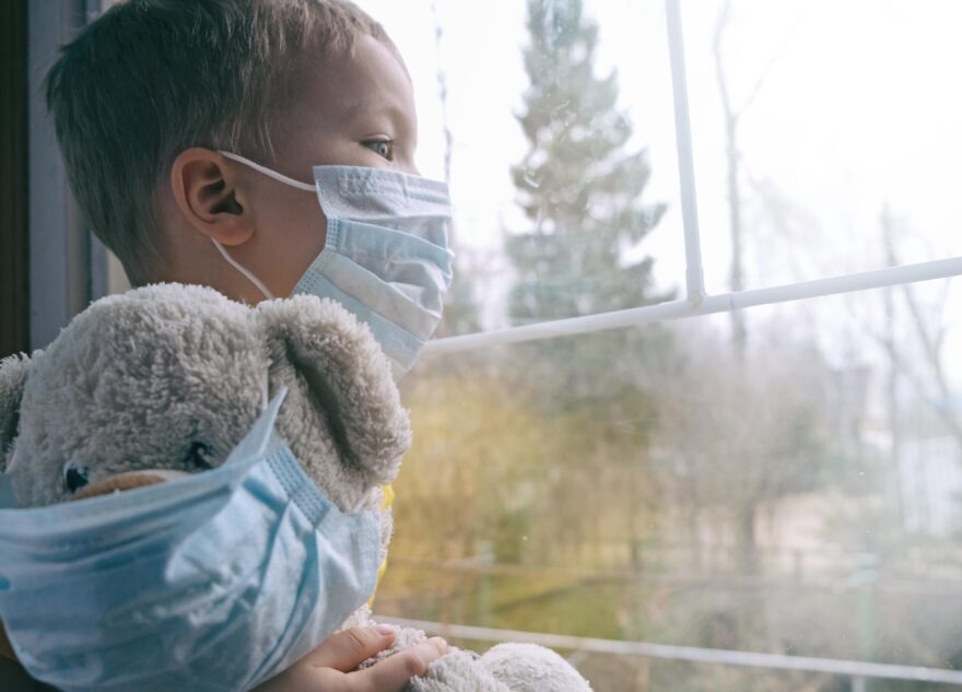 Эксперты рассказали, от кого дети чаще всего заражаются ковидом