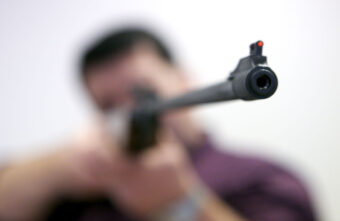 Из-за ревности житель Тверской области выстрелил молодой женщине в глаз   Из-за ревности житель Тверской области выстрелил молодой женщине в глаз