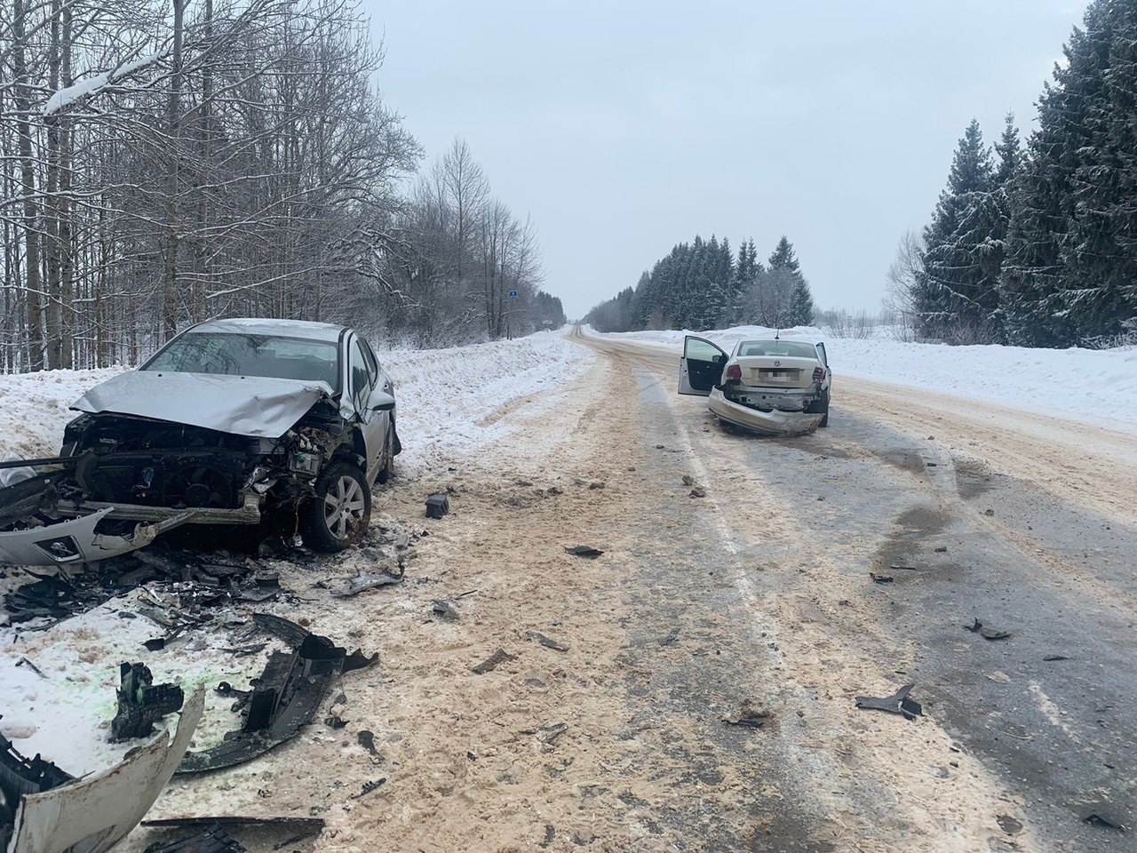 Два человека пострадали в столкновении иномарок на "встречке" в Тверской области