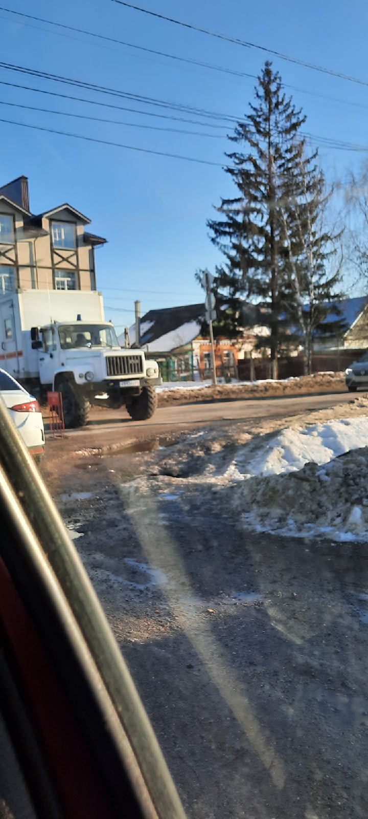 В Твери перекрыли одну из важных транспортных артерий города, собирается пробка