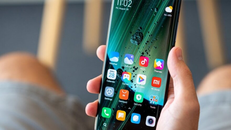 Жители Тверской области начали переходить на дорогие смартфоны с большими экранами