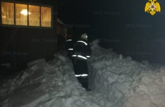 В Тверской области снег перекрыл мужчине выход из дома