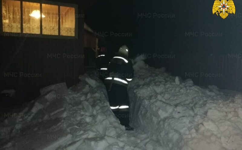 В Тверской области снег перекрыл мужчине выход из дома