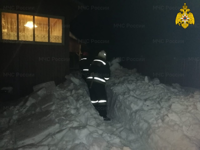 В Тверской области снег перекрыл мужчине выход из дома