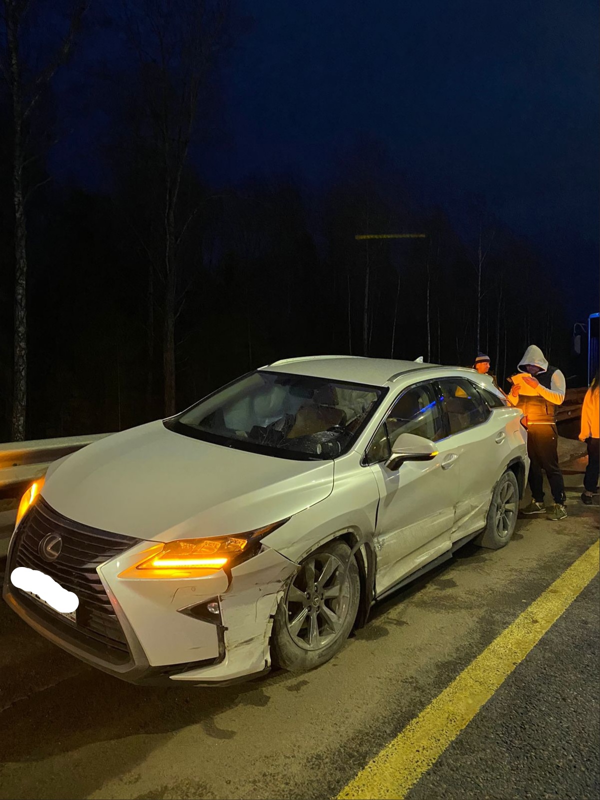В Тверской области на трассе М-11 столкнулись "Лексус" и пассажирский автобус