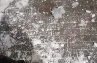 В Твери с многоэтажного дома на ребенка упала глыба льда