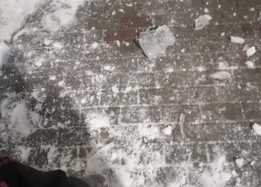 В Твери с многоэтажного дома на ребенка упала глыба льда