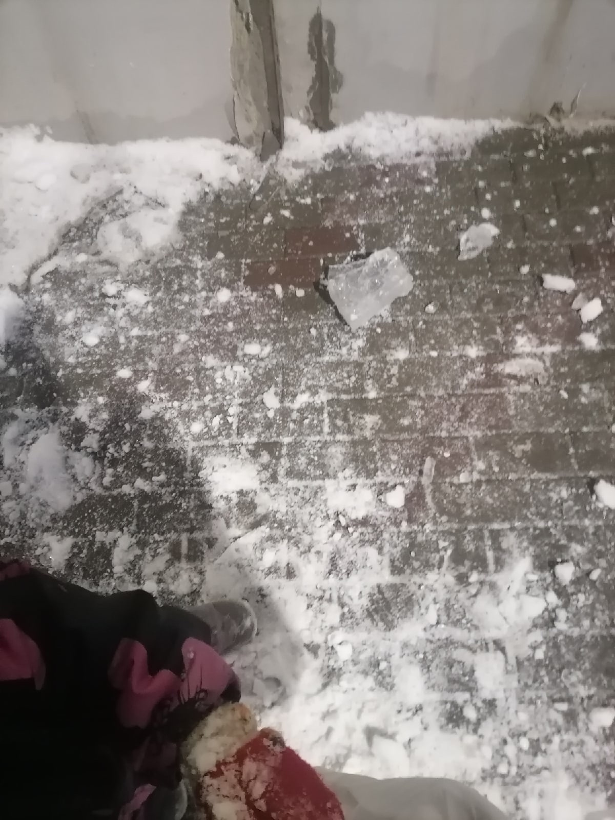 В Твери с многоэтажного дома на ребенка упала глыба льда