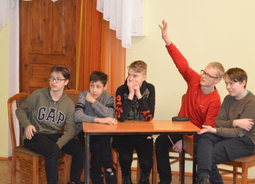 Торопецкие школьники устроили в библиотеке "Армейский экспресс"