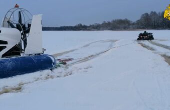 В Тверской области мужчины на снегоходе провалились под лед В Тверской области мужчины на снегоходе провалились под лед