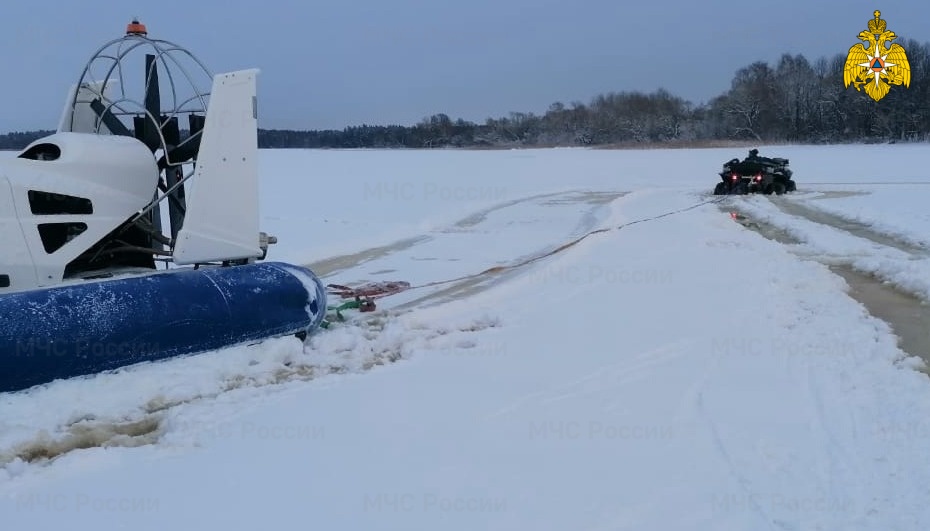 В Тверской области мужчины на снегоходе провалились под лед