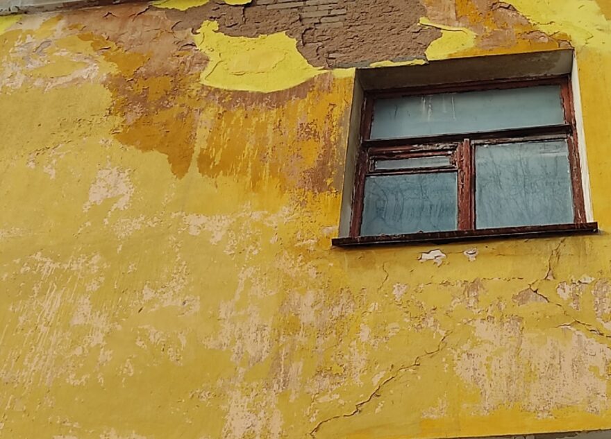 В Твери обрушающаяся стена угрожает жизни пешеходов