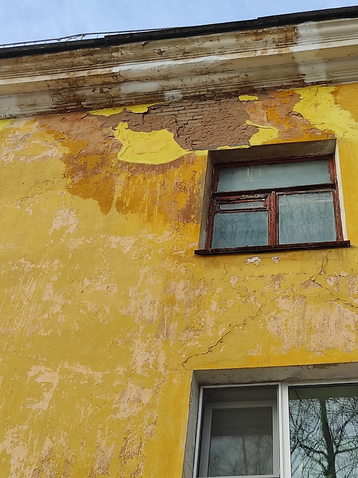 В Твери обрушающаяся стена угрожает жизни пешеходов