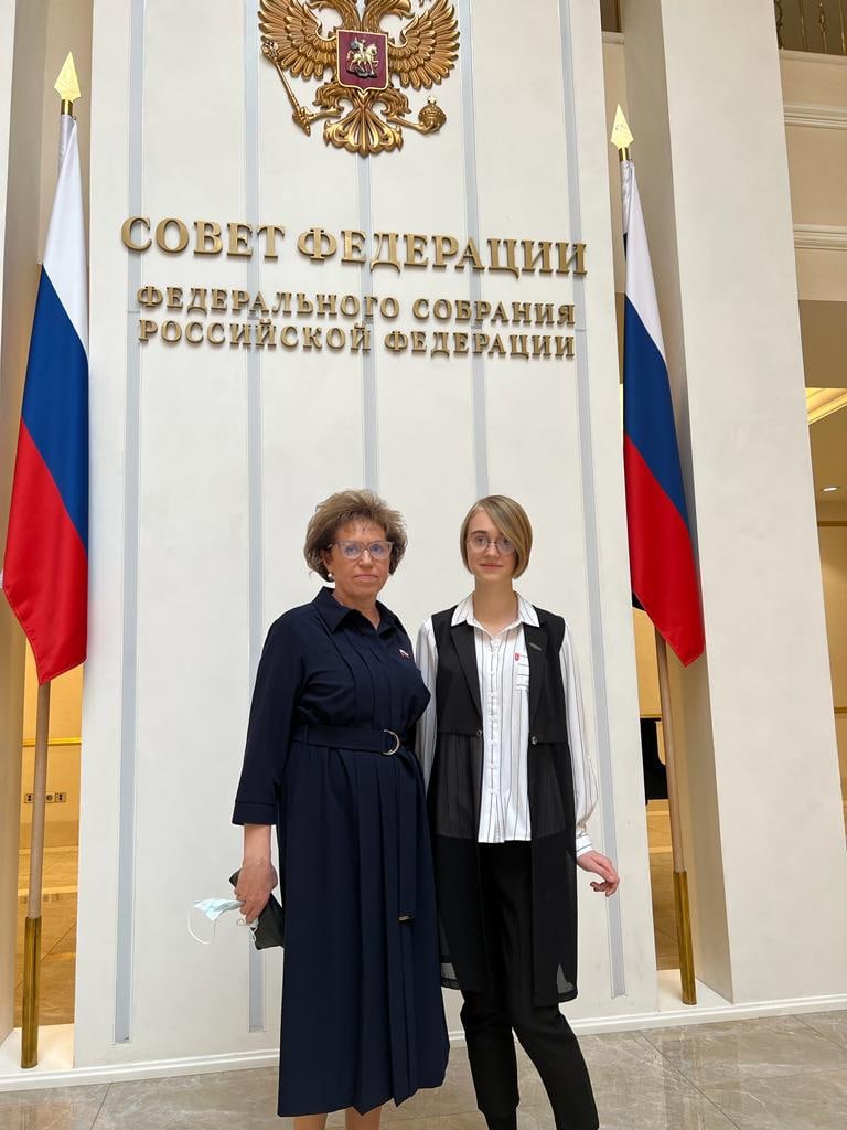 Рисунок школьницы из Вышнего Волочка стал одним из лучших на конкурсе в Совете Федерации