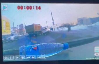 В Твери самосвал выкинул легковушку с дороги В Твери самосвал выкинул легковушку с дороги