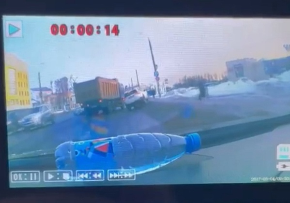 В Твери самосвал выкинул легковушку с дороги