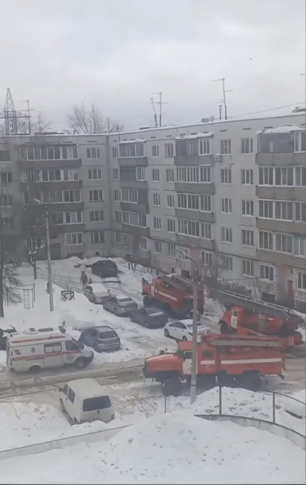 В Твери на устранение короткого замыкания приехали 3 пожарные машины и "скорая"