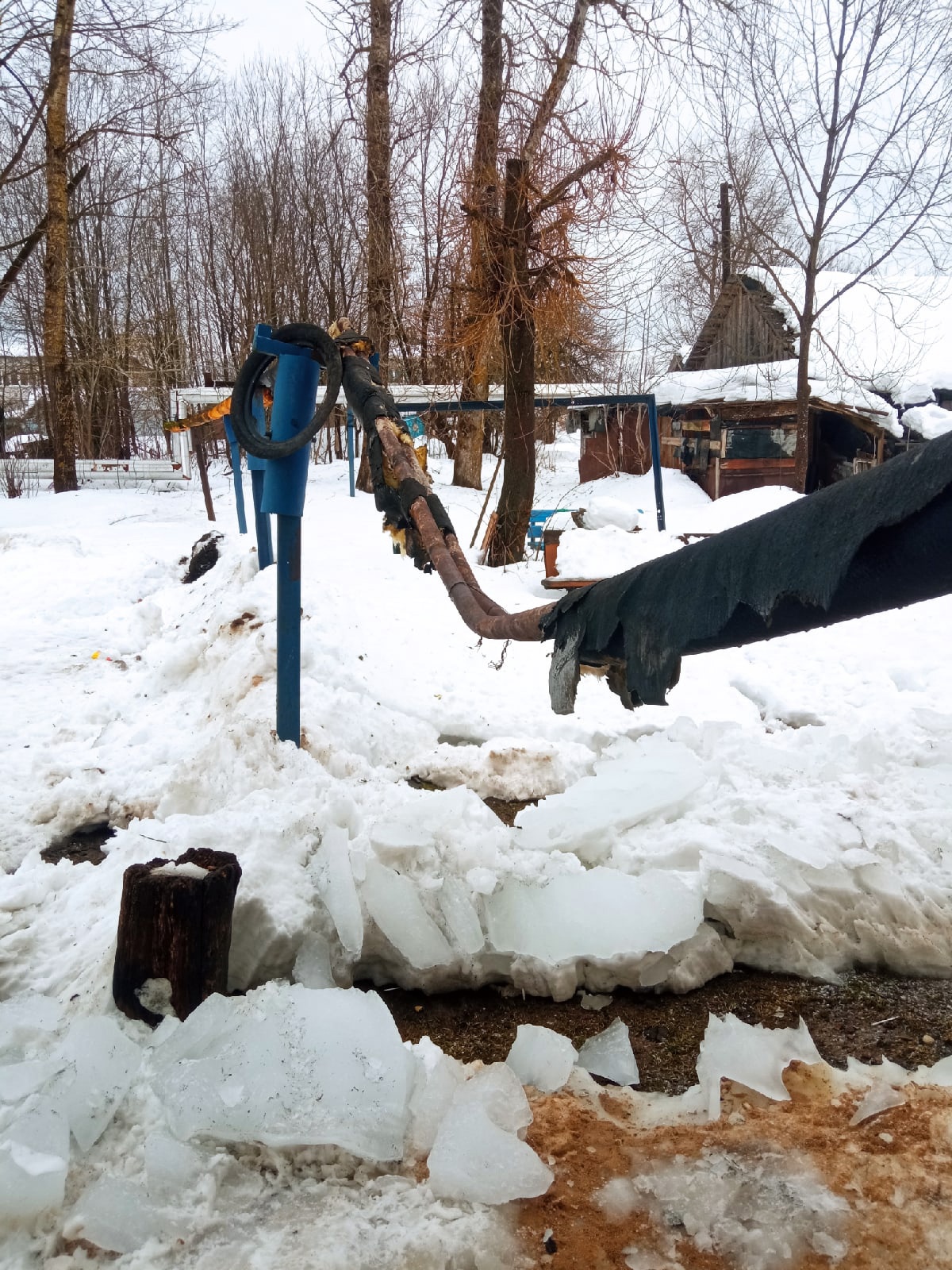 В поселке под Тверью падающий с крыш снег устроил жителям коммунальный ад