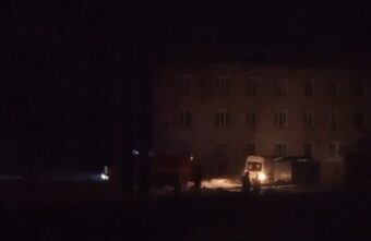 В Тверской области пожарные вытаскивали застрявшую в снегу машину «скорой» В Тверской области пожарные вытаскивали застрявшую в снегу машину «скорой»