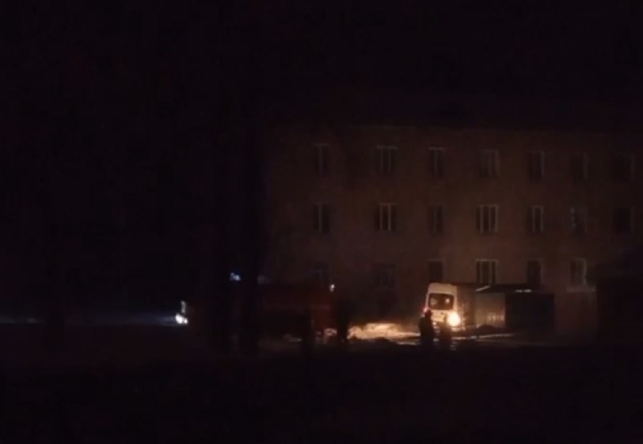 В Тверской области пожарные вытаскивали застрявшую в снегу машину «скорой»