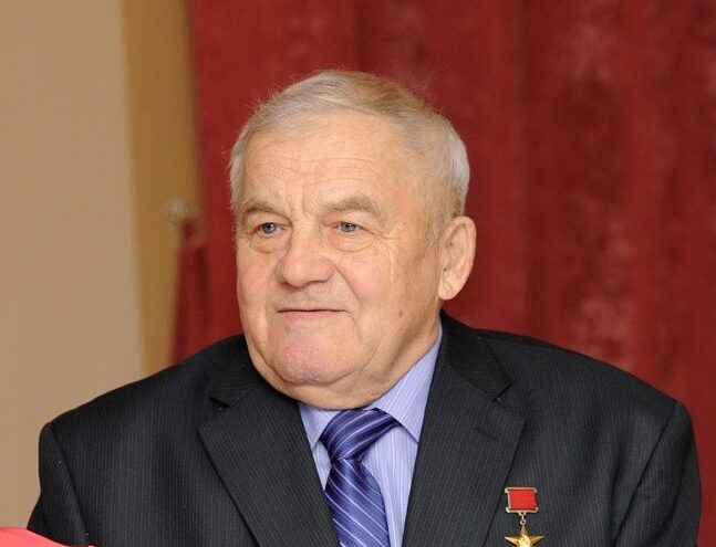 Игорь Руденя поздравил героя труда с юбилеем