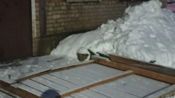 В Оленино восстановили козырёк подъезда, обвалившийся под снегом