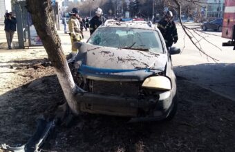 В Твери иномарка вылетела на остановку и сбила пожилого мужчину В Твери иномарка вылетела на остановку и сбила пожилого мужчину