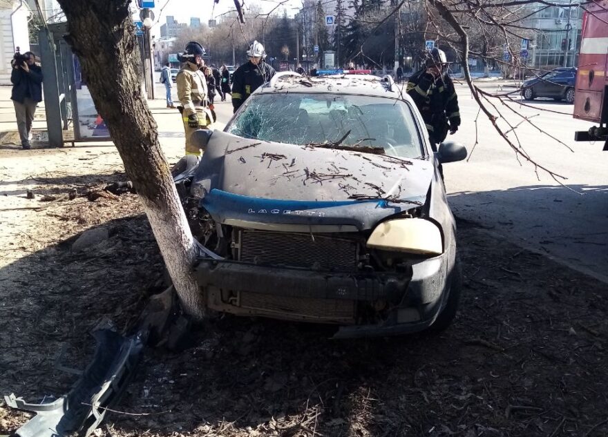 В Твери иномарка вылетела на остановку и сбила пожилого мужчину В Твери иномарка вылетела на остановку и сбила пожилого мужчину