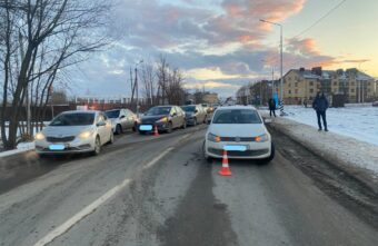 В Твери при обгоне столкнулись три автомобиля