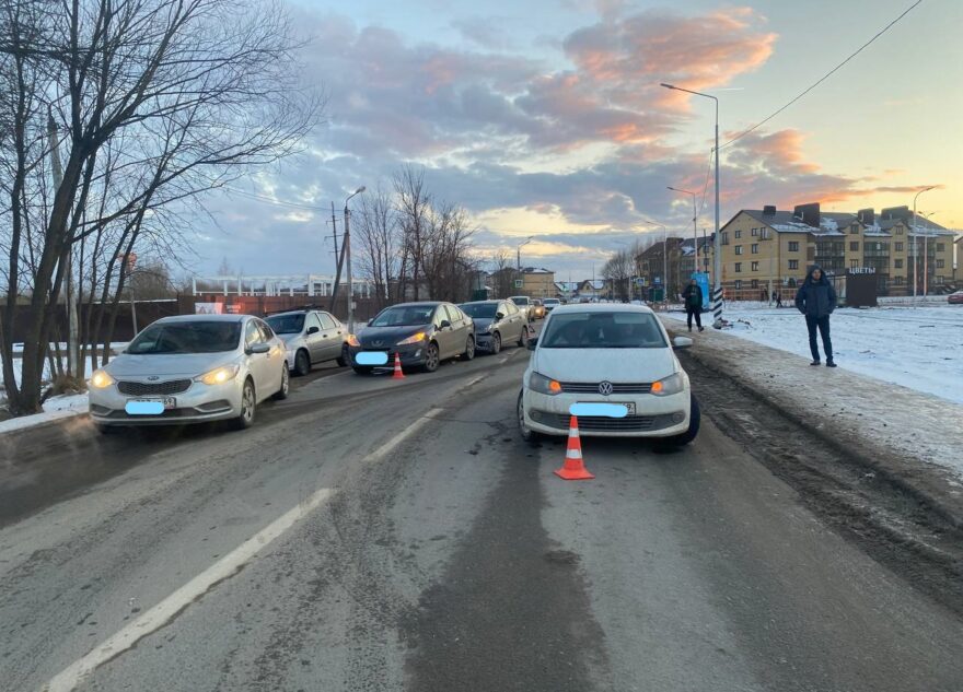 В Твери при обгоне столкнулись три автомобиля В Твери при обгоне столкнулись три автомобиля
