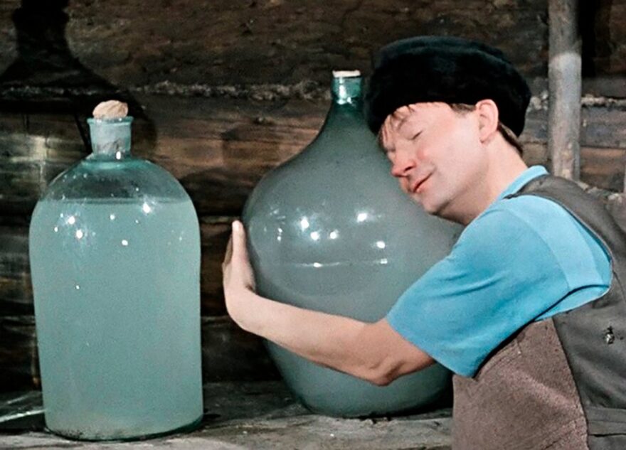 Пьяный житель Тверской области полез в гараж к спящему собутыльнику