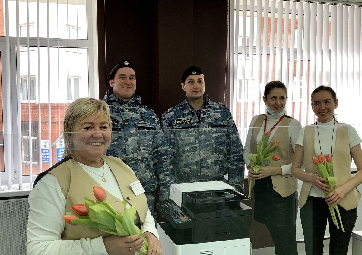 Тверские судебные приставы пожелали женщинам весны в душе | ТОП Тверь  новости