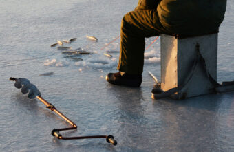 Одинокий рыбак на льдине заставил тверских спасателей поволноваться