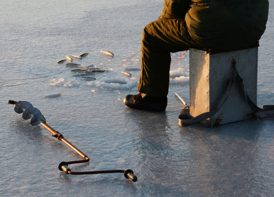 Одинокий рыбак на льдине заставил тверских спасателей поволноваться