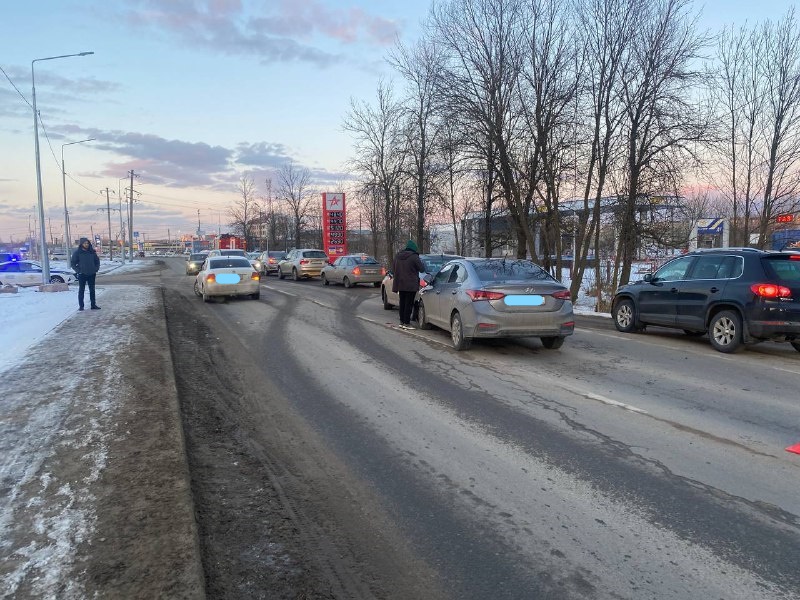 В Твери при обгоне столкнулись три автомобиля