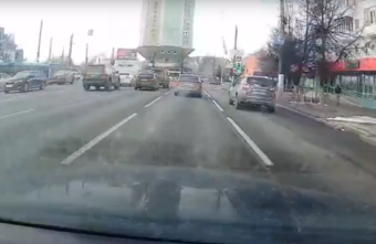 В Твери из-за сильного ветра дорожные знаки влетели в проезжающий автомобиль В Твери из-за сильного ветра дорожные знаки влетели в проезжающий автомобиль