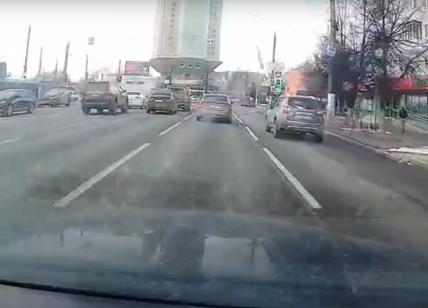 В Твери из-за сильного ветра дорожные знаки влетели в проезжающий автомобиль В Твери из-за сильного ветра дорожные знаки влетели в проезжающий автомобиль