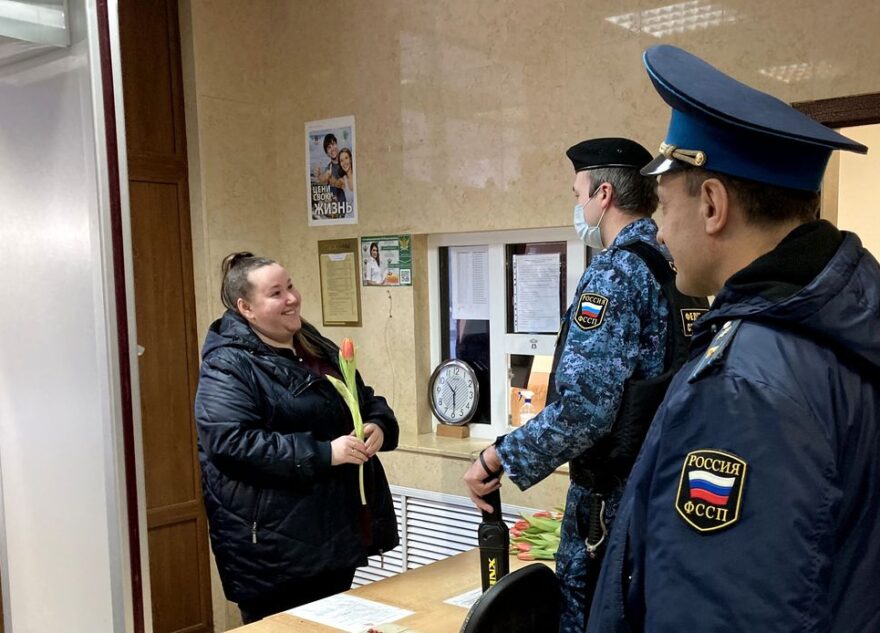 Тверские судебные приставы пожелали женщинам весны в душе