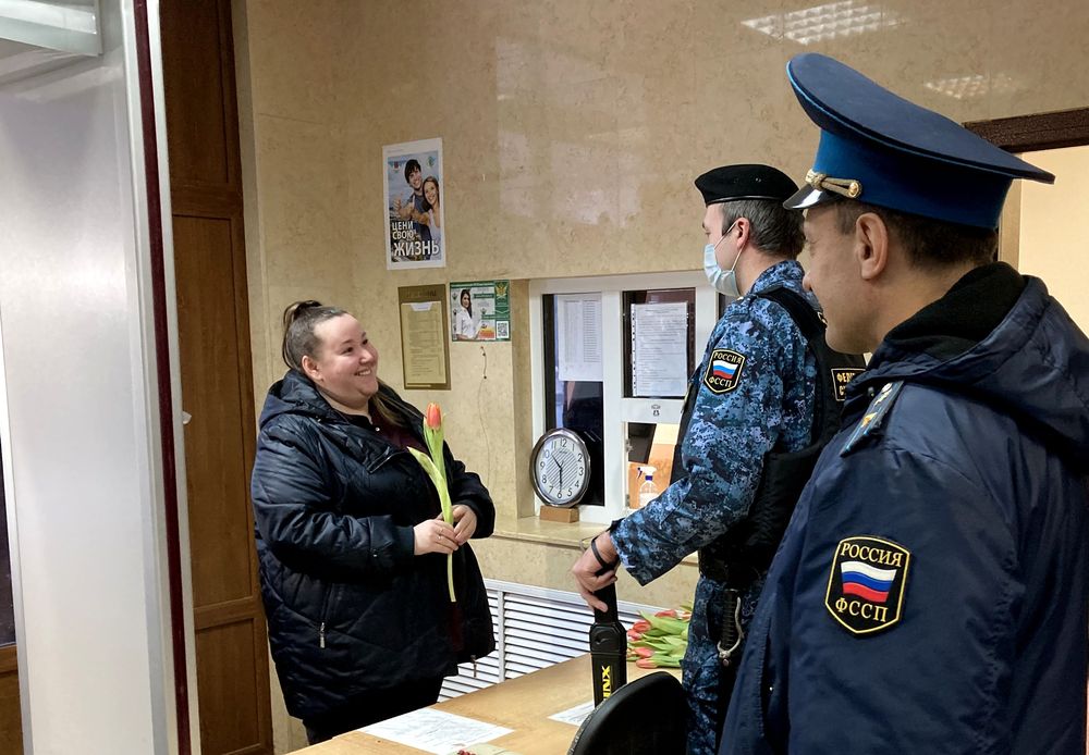 Тверские судебные приставы пожелали женщинам весны в душе
