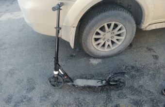 Женщина на самокате попала под колёса машины на зебре в Твери Женщина на самокате попала под колёса машины на зебре в Твери