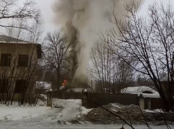 Пожарные потушили загоревшийся дом в Тверской области