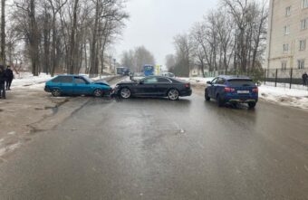 Молодые пассажиры ВАЗа попали в больницу после столкновения с иномаркой в Тверской области