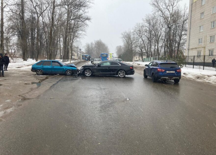 Молодые пассажиры ВАЗа попали в больницу после столкновения с иномаркой в Тверской области