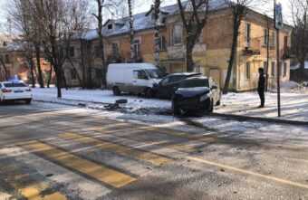 Женщина пострадала в столкновении "Киа", "Форда" и припаркованного "Мерседеса" в Твери