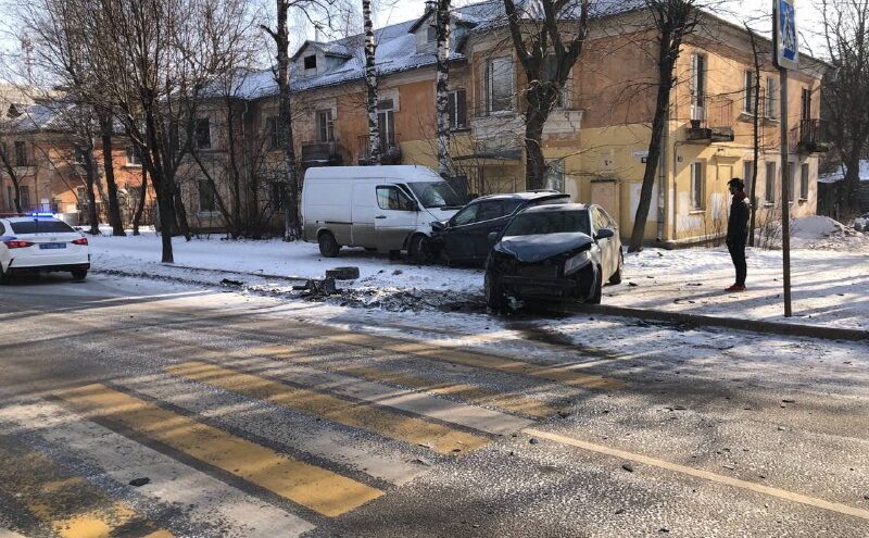 Женщина пострадала в столкновении "Киа", "Форда" и припаркованного "Мерседеса" в Твери Женщина пострадала в столкновении "Киа", "Форда" и припаркованного "Мерседеса" в Твери